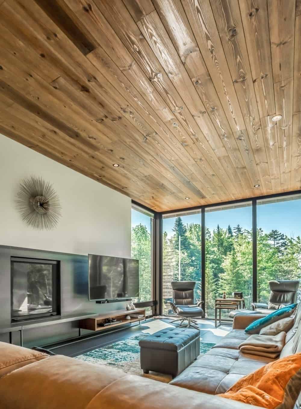再看客厅，沙发和硬木天花板完美融合。图片来源:Dominic Boudreau