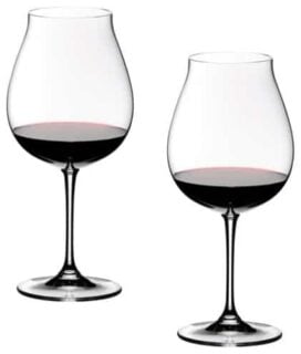 黑皮诺葡萄酒眼镜看起来光滑和罚款。