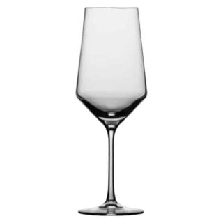 波尔多葡萄酒玻璃小碗但又高又苗条。