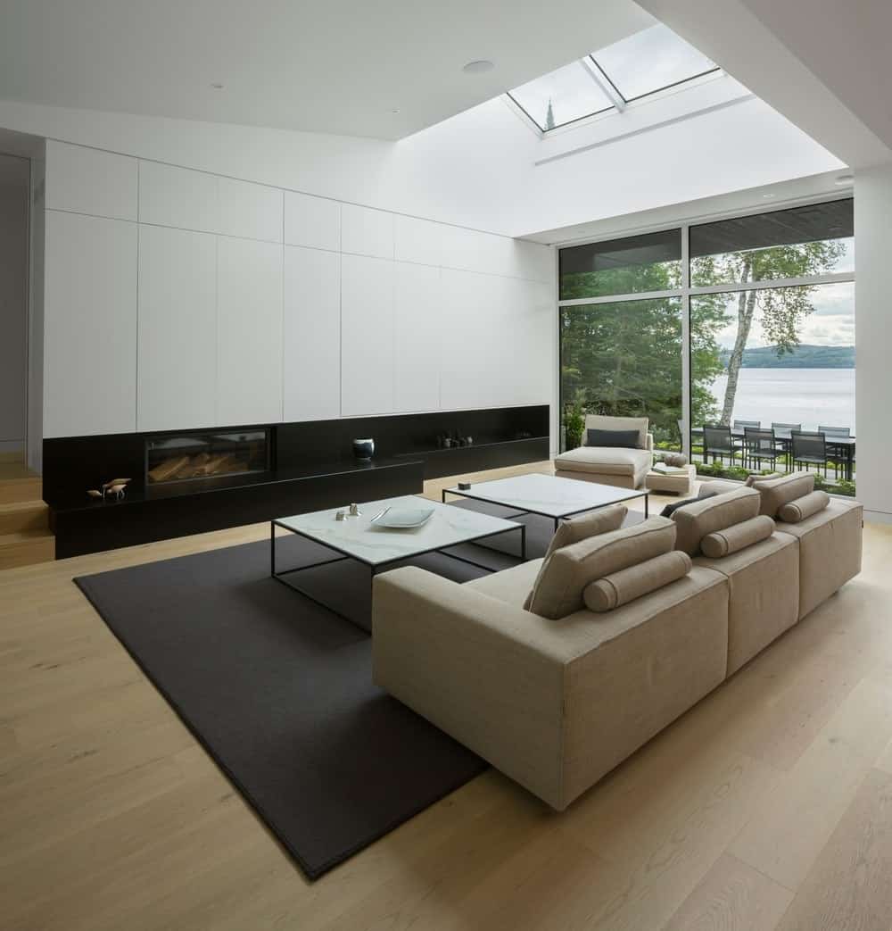 时尚的客厅，带天窗，棕色沙发和黑色地毯。