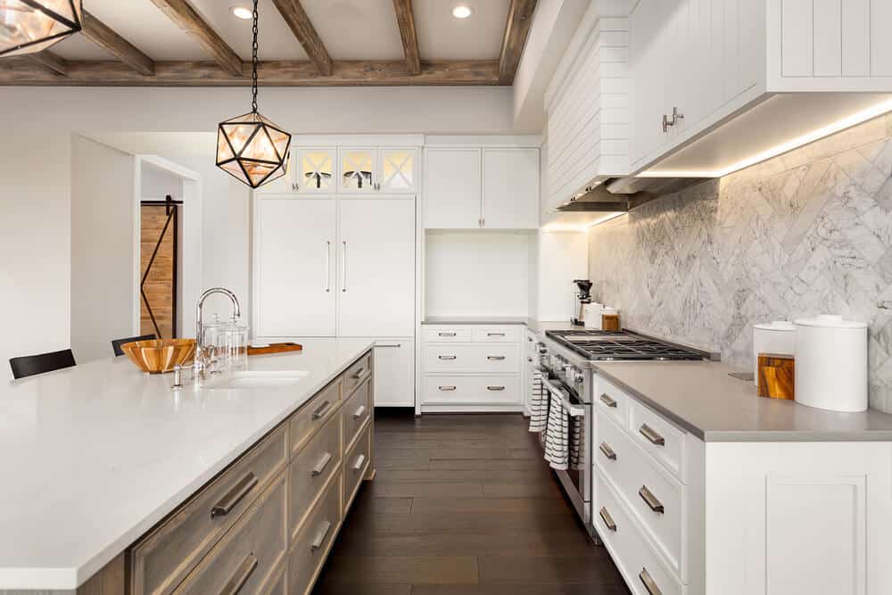 棕色和白色为主题的厨房，具有通用设计。