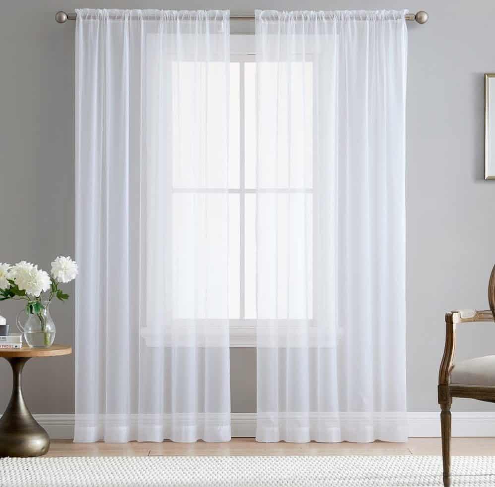 白色透明的窗帘可以过滤光线。