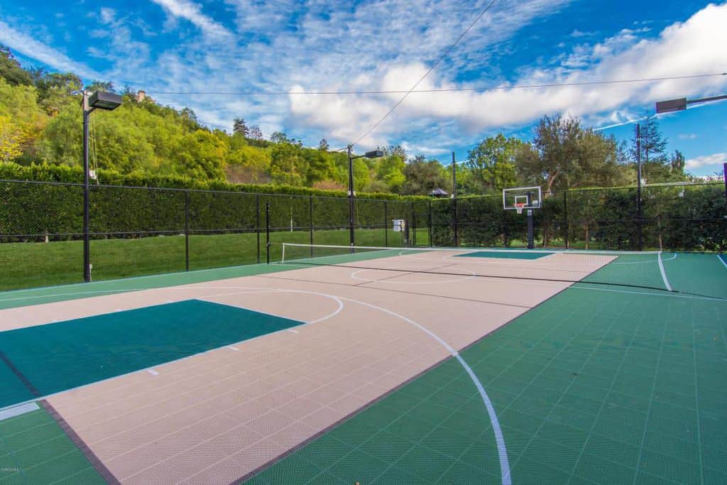 后院有华丽的网球场和篮球场。