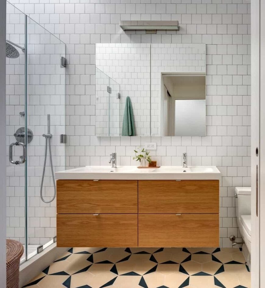 当代的主浴室，有吸引力的瓷砖地板。该房间设有一个双水槽和一个步入式淋浴间。