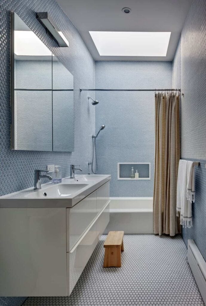 带有浴缸和淋浴组合的现代浴室，以及双水槽和天窗。