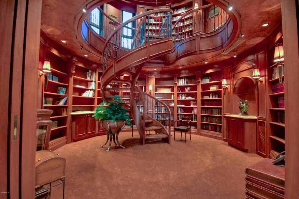 巨大的圆形家庭图书馆一楼，圆形楼梯通往图书馆二楼。