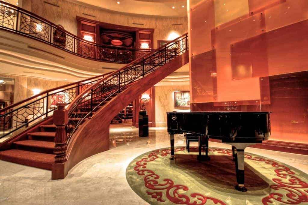 富丽堂皇的豪宅，门厅中央有一架三角钢琴。楼梯看起来美极了。