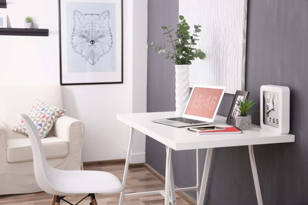 小型家庭办公室，笔记本电脑办公桌和小沙发