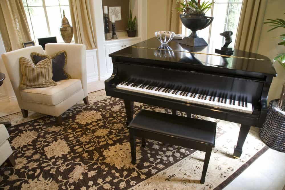 小钢琴在客厅。
