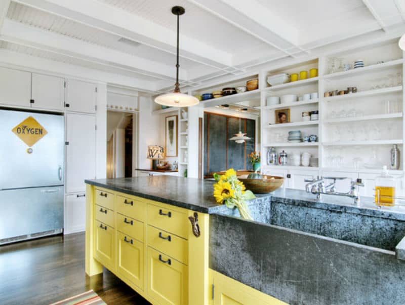 不拘一格的厨房，点缀着黄色和棕色。