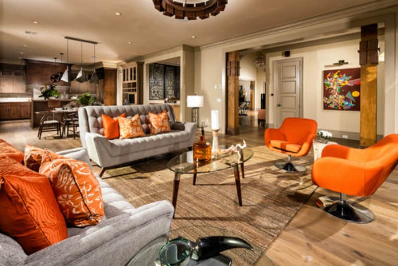 现代客厅与棕色，灰色，黑色和橙色的触摸。