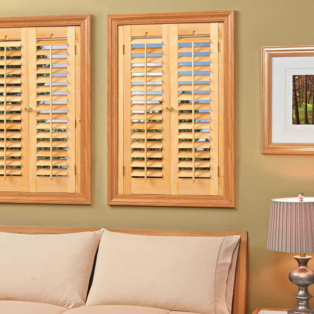 木制百叶窗，带有天然木材细节。