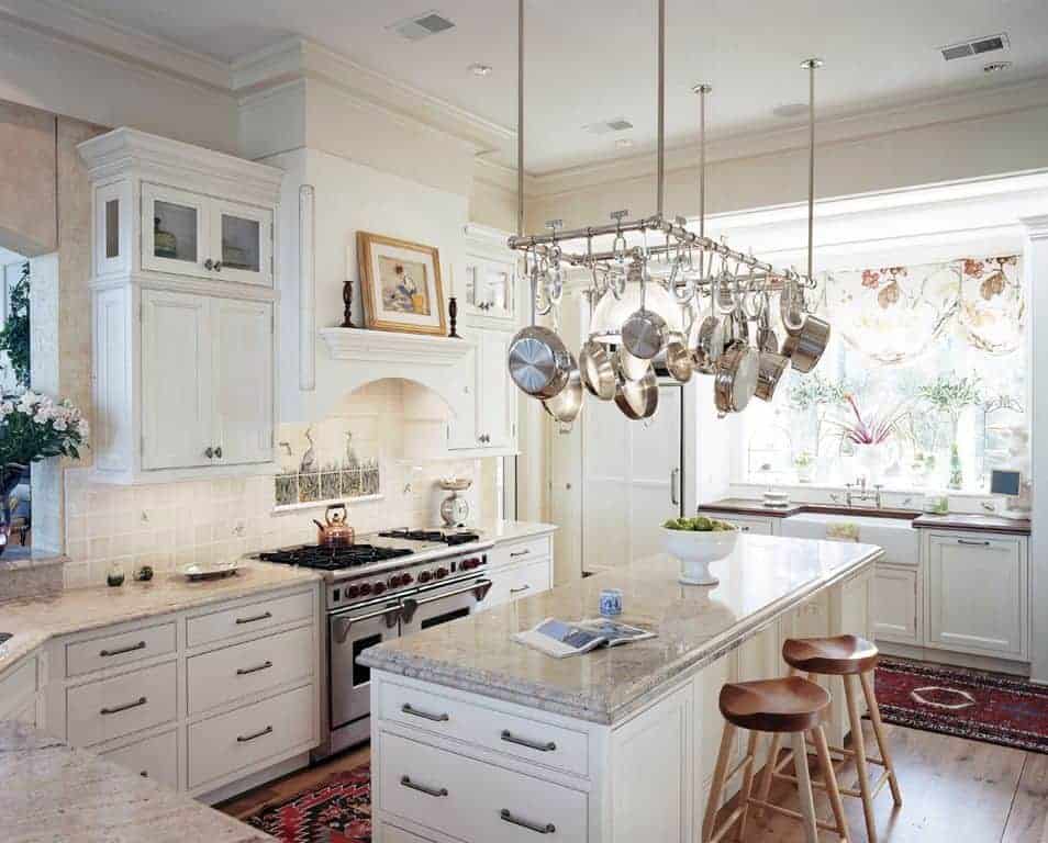 白色厨房与令人难以置信的锅架。