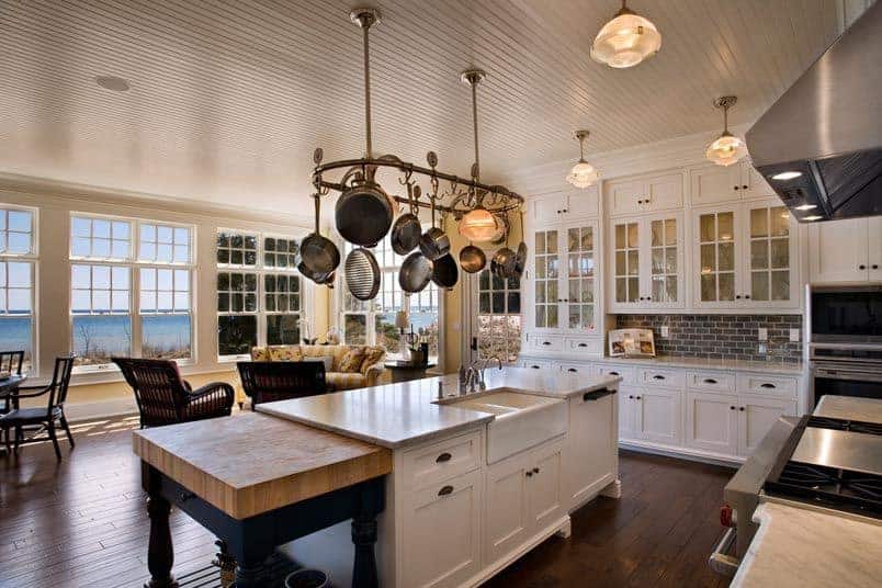 这个大厨房提供咖啡和用餐的空间。硬木地板为本已优雅的厨房套装增添了优雅感。