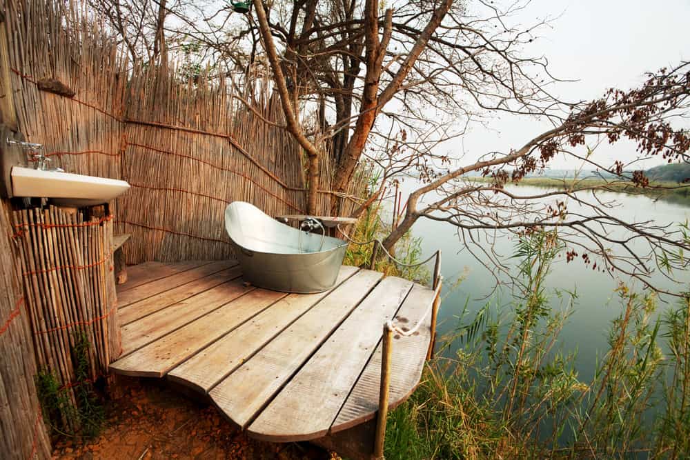 这个户外浴缸在浸泡和放松时提供了令人惊叹的自然景观。