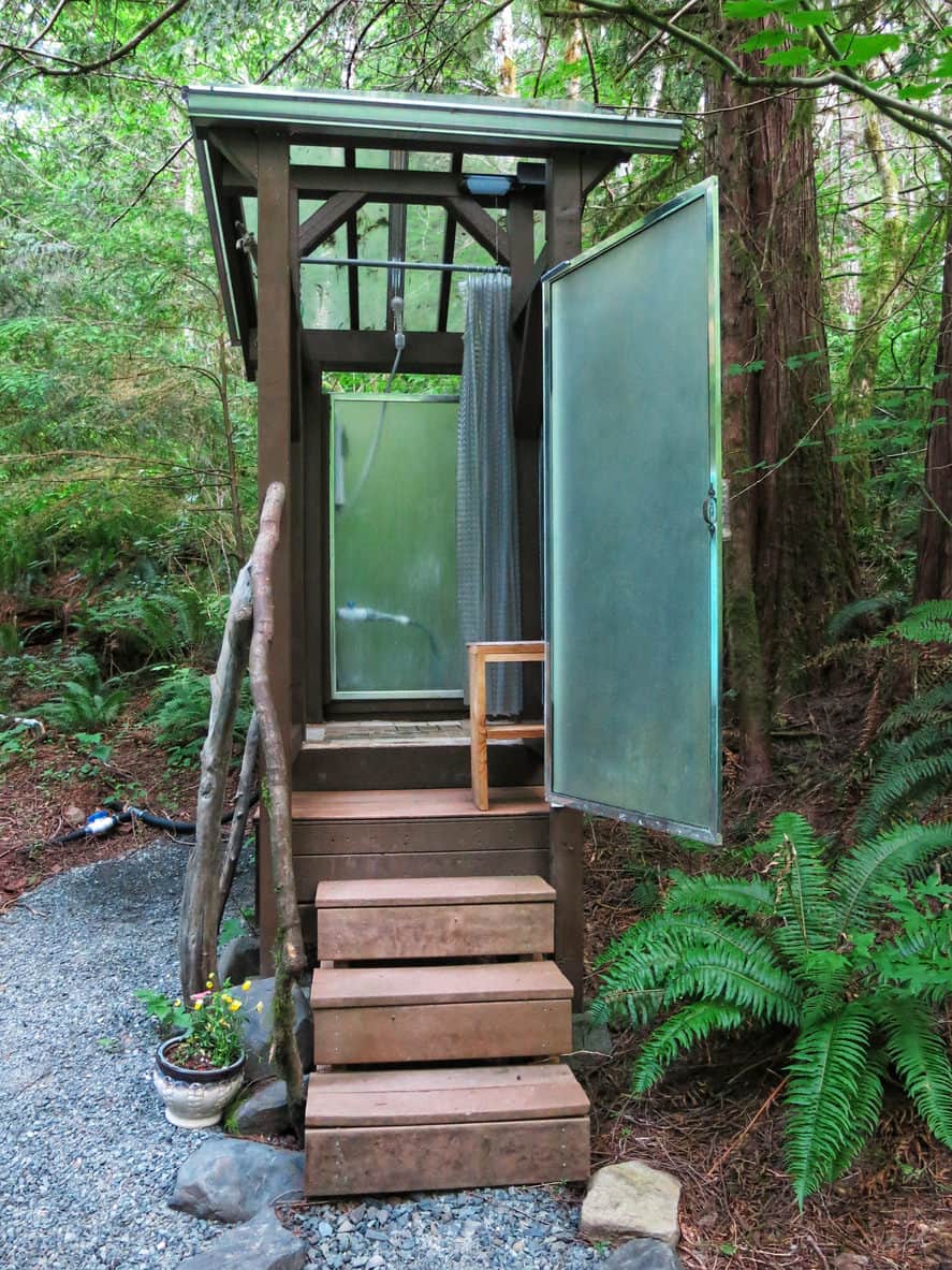 步入式室外淋浴，在森林般的室外区域设有非常时尚的建筑。