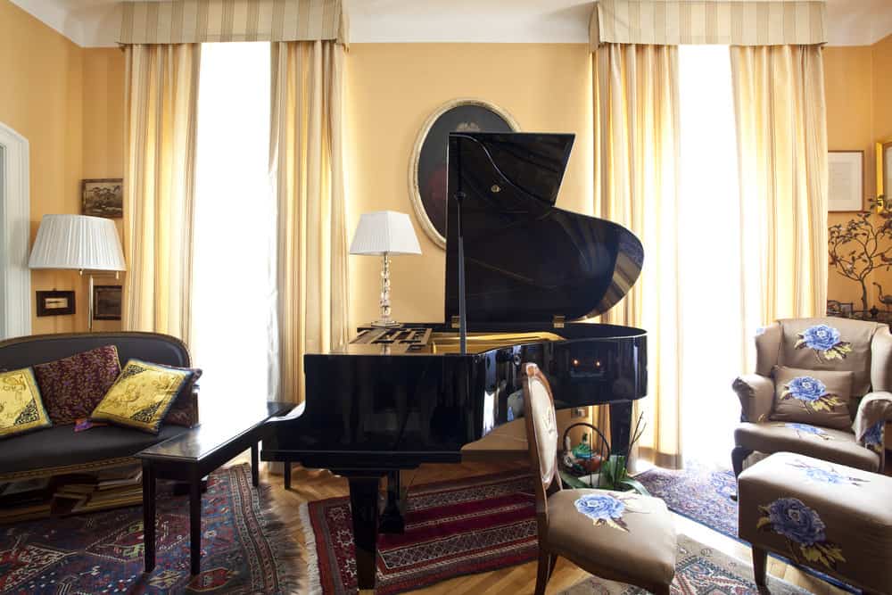 舒适的音乐室与大钢琴。窗户上挂着漂亮的窗帘。