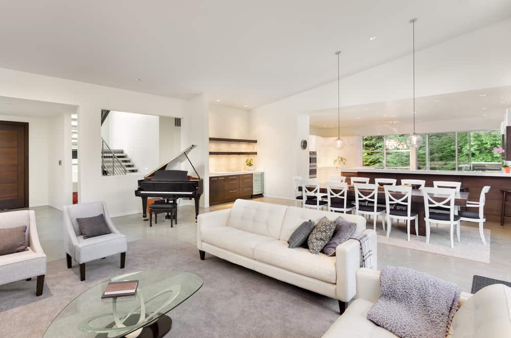 休闲客厅，灰色地毯和小型三角钢琴在一边。