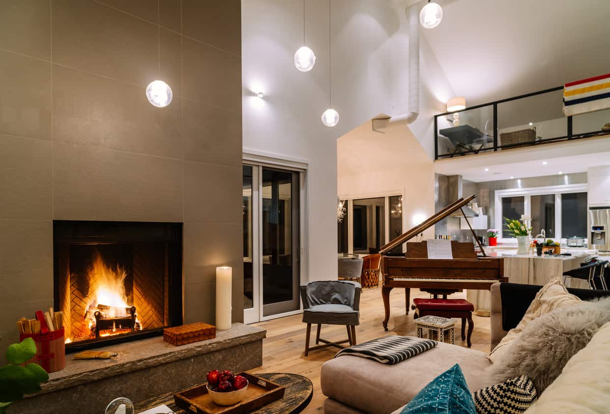 华丽的棕色和白色客厅，壁炉，棕色家具和棕色三角钢琴在一旁。