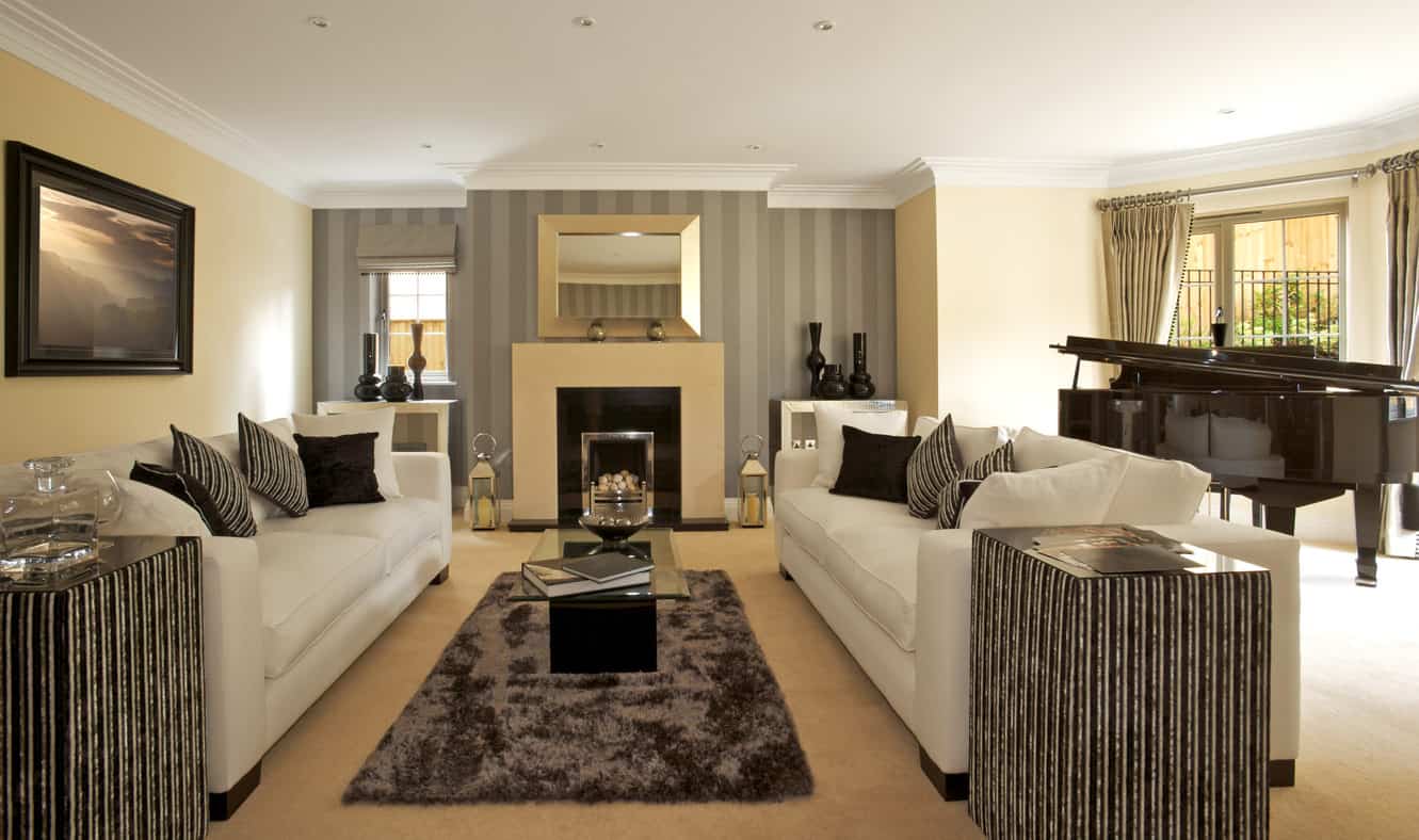 一个优雅的客厅，白色沙发和时尚的壁炉，时尚的边桌和一架大钢琴在一边。