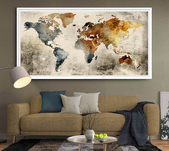 客厅墙上挂着世界地图。
