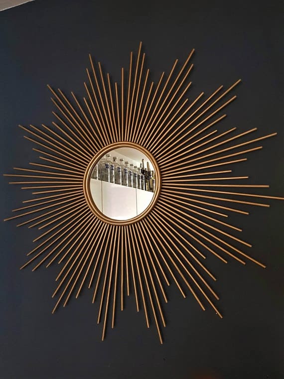 太阳形状的镜子墙艺术在金色。