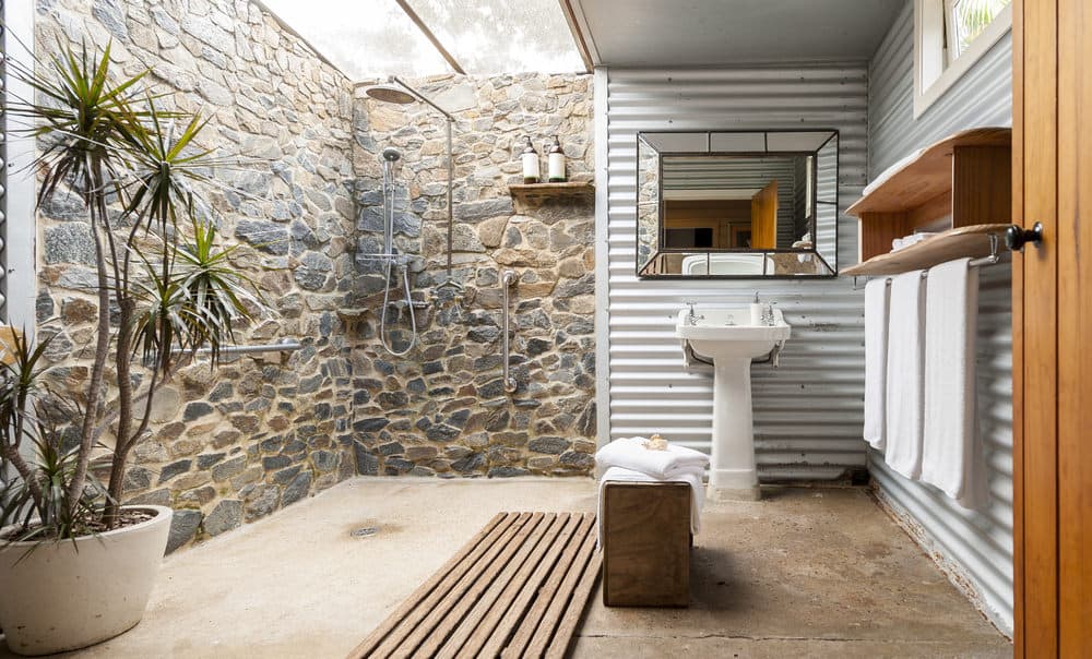 室外浴室设有带私人庭院的开放式淋浴区。