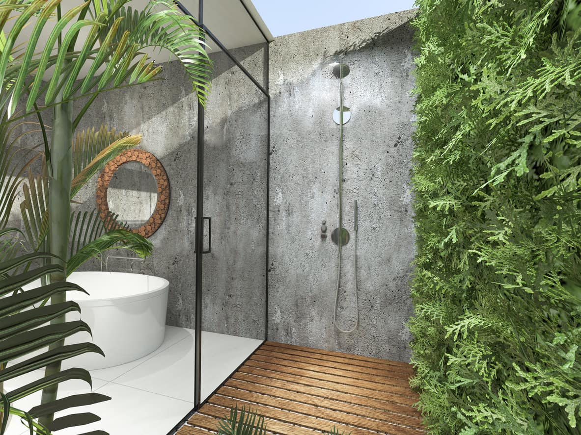 宁静的全玻璃浴室设置在家庭庭院，设有露天淋浴。