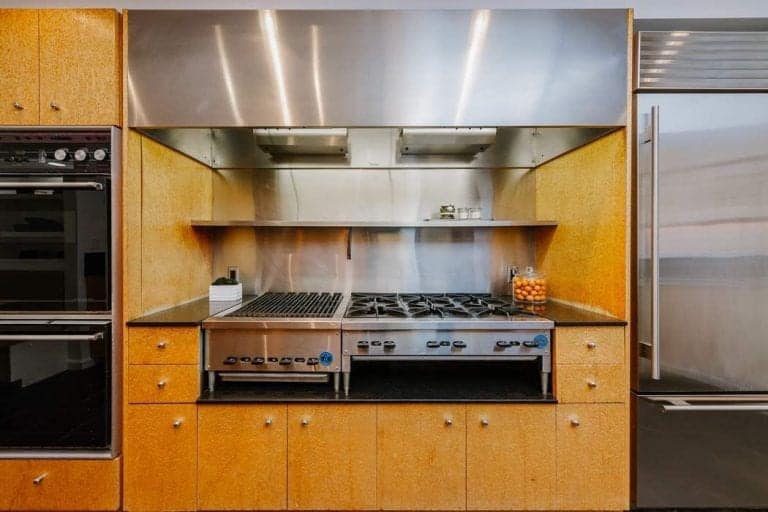 泰勒·斯威夫特厨房里的不锈钢用具特写。