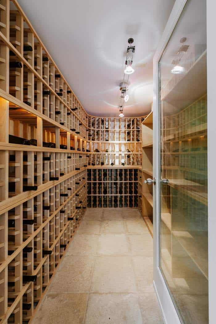 这个酒窖可以容纳多达1000瓶，是温控型，以保持葡萄酒的新鲜。