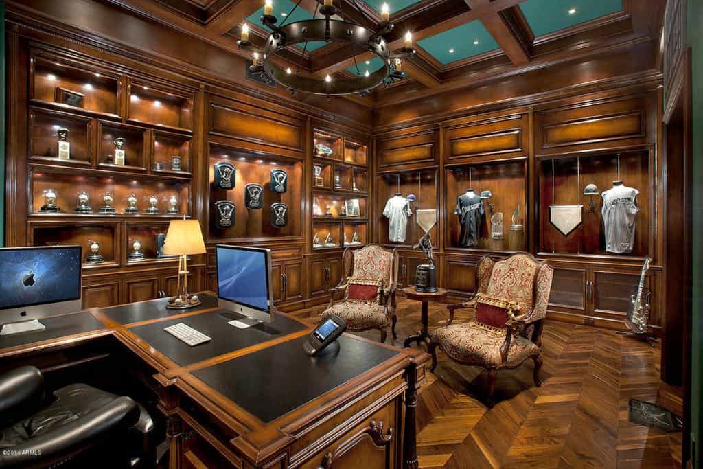 豪华的家庭办公室，配有昂贵的木镶板，地板和格子天花板。