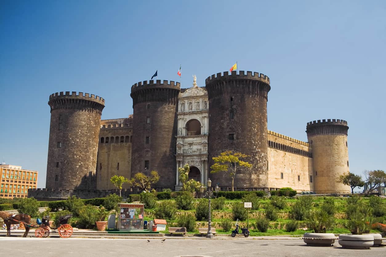 Castel Nuovo(新城堡)，也被称为Maschio Angioino