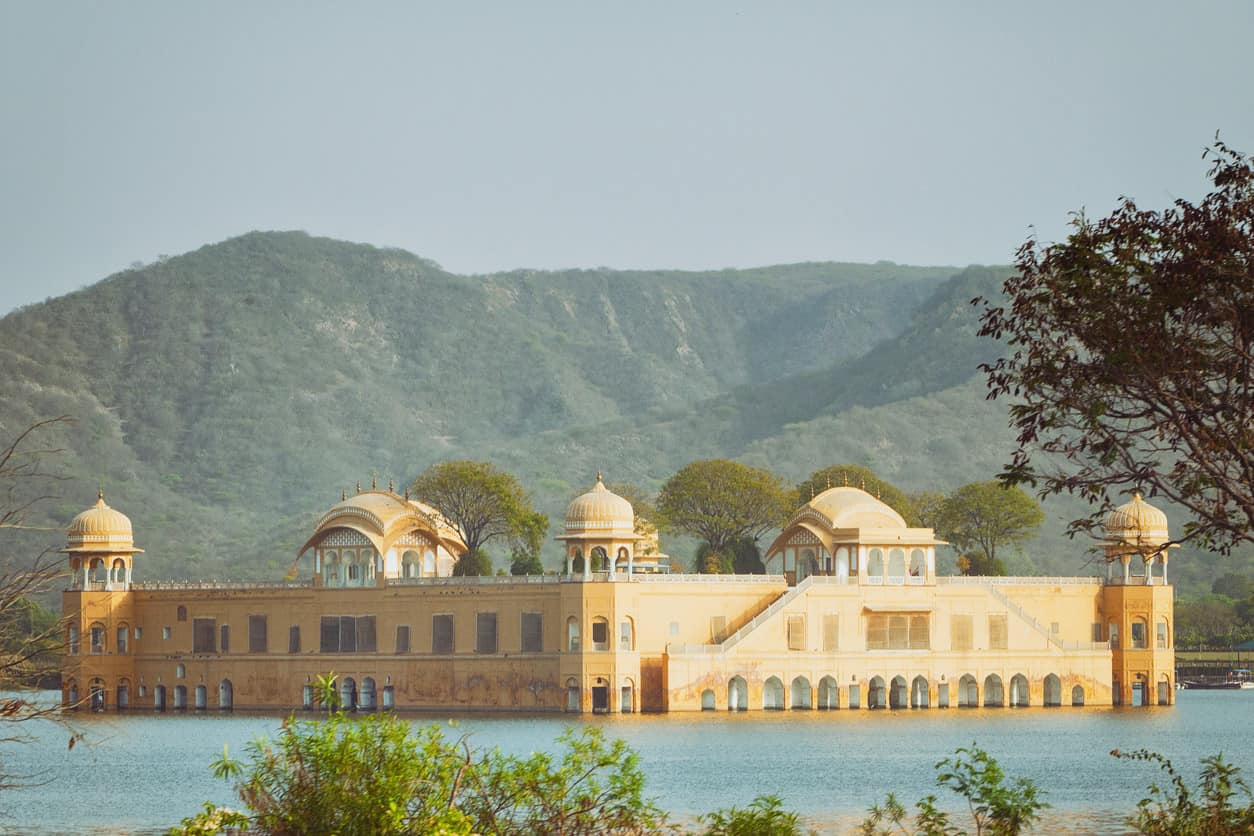 印度斋浦尔曼萨加尔湖上的Jal Mahal(水上宫殿)