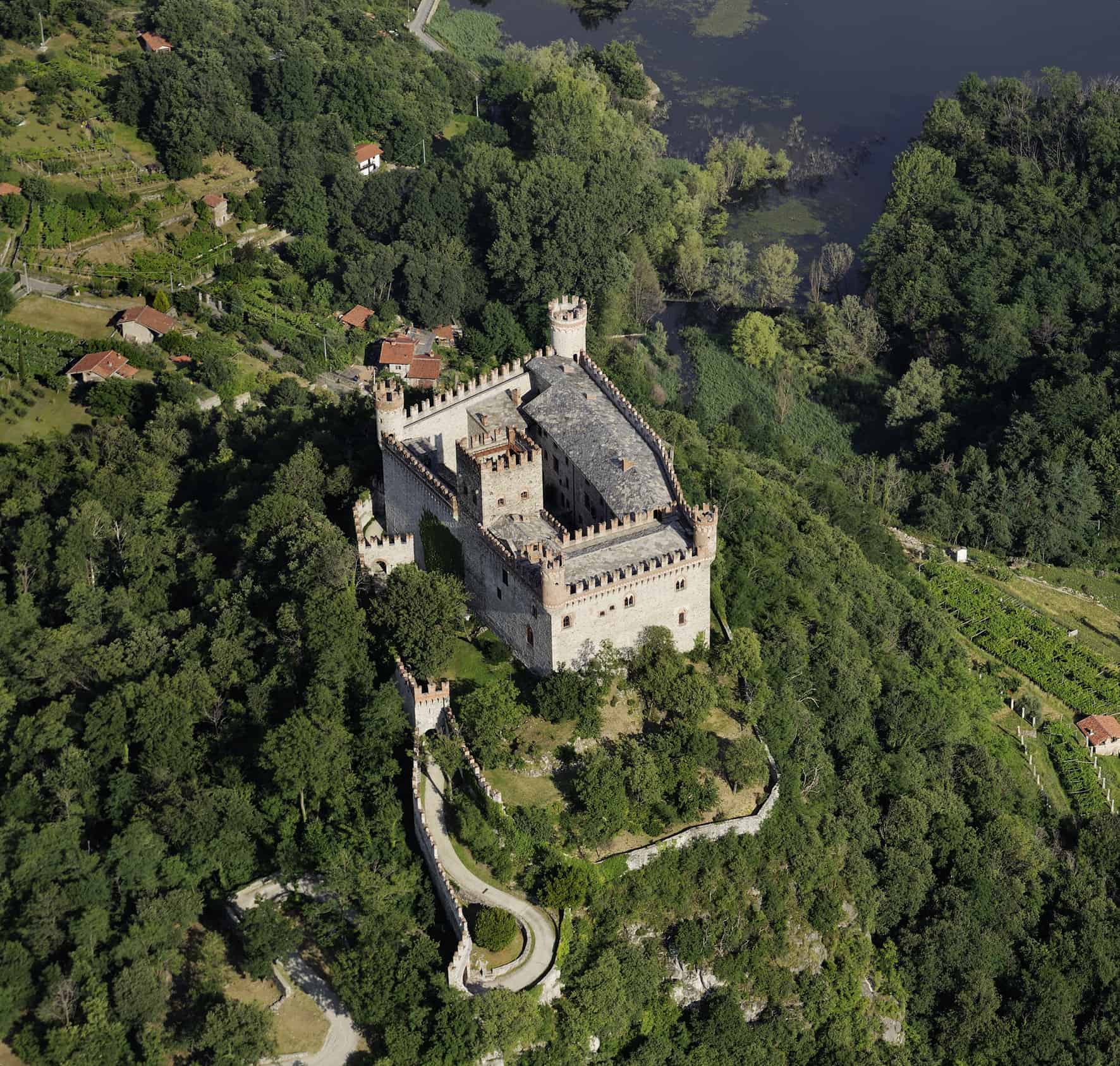 蒙塔尔托朵拉城堡