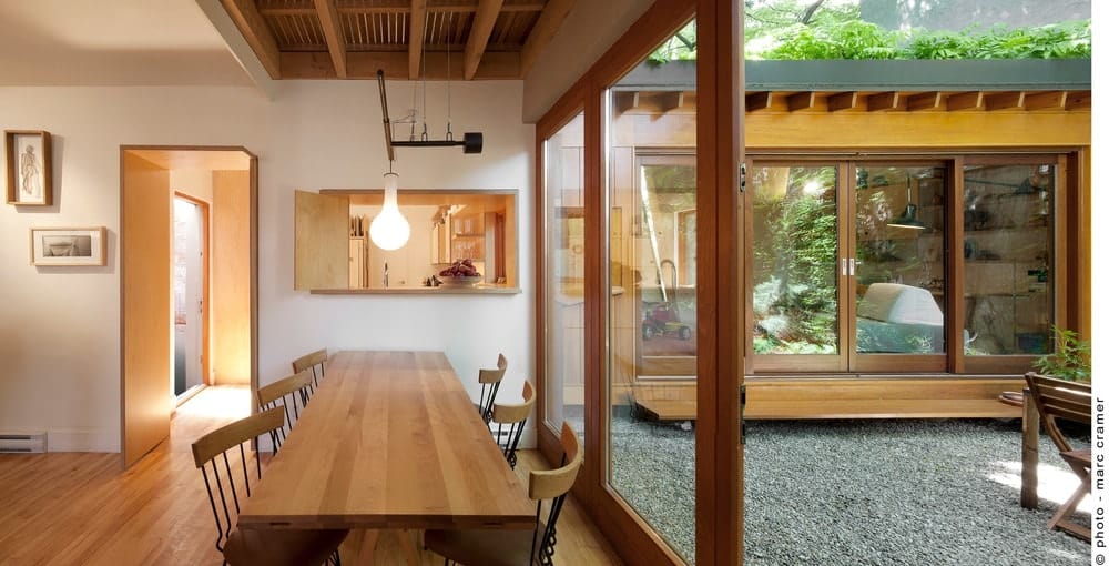 这个用餐区设有一个木制的餐厅，与硬木地板相辅相成。它有一扇玻璃门通往砾石露台。