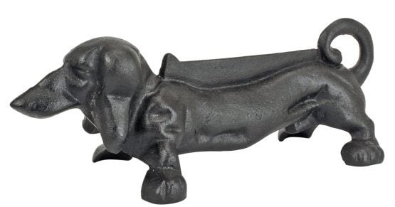 黑色，铁靴子刮刀构造为狗的雕像。
