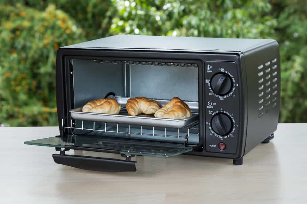 一个黑色的烤箱，表面光滑，哑光。