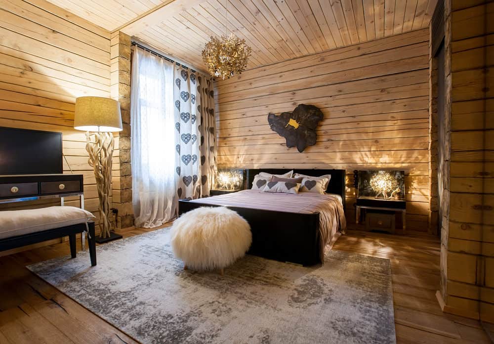 质朴的棕色卧室。