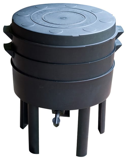 黑色圆形堆肥箱，可用于室内或室外。