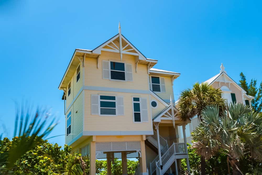 踩着高跷狭窄新建黄色海滩别墅在佛罗里达州,美国。