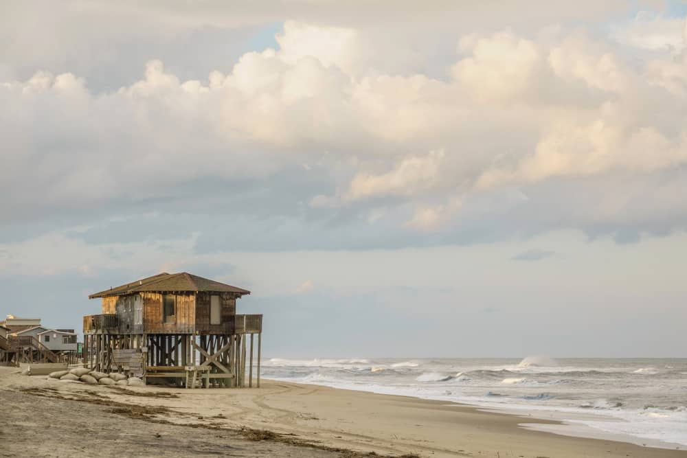 孤独的海滨别墅建造接近海浪在美国东海岸。