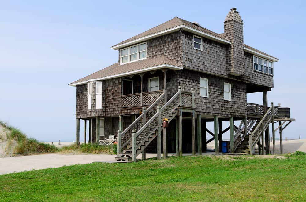 两层瓦站海滩房子建立在高跷的支持。