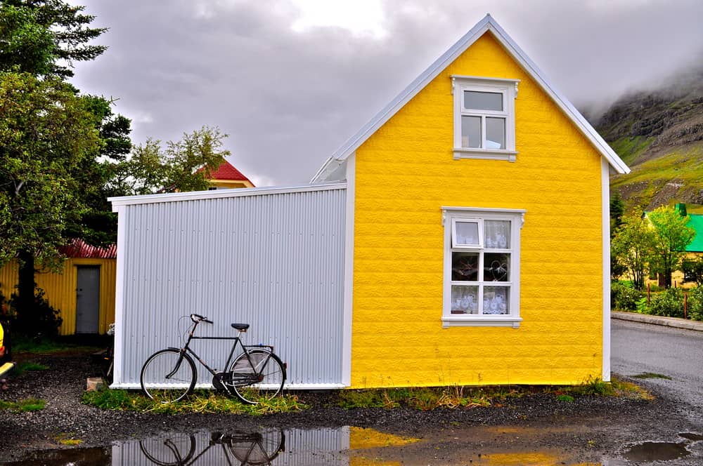 黄色和浅灰色的房子在冰岛。非常简单的设计，但这个老房子有一个现代的，极简主义的风格。