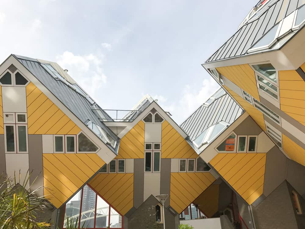 荷兰鹿特丹著名的黄色立方体住宅公寓。