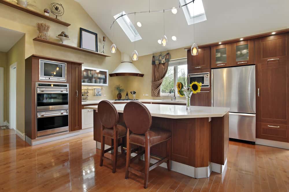 漂亮的厨房，带棚式天花板和天窗