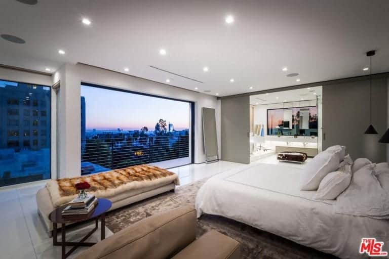 这是一个豪华的设计与好莱坞的梦想。奢华的内饰的放纵都是关于你的主卧室。光炭灰色墙壁和拥有当代看起来超级舒服的床。大浴室窗户和步行是炫耀你能买得起的奢侈的生活方式。