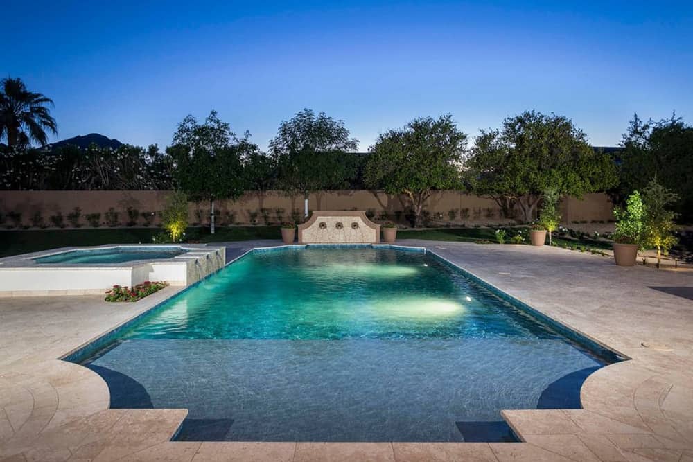 罗马希腊风格的游泳池映衬着亚利桑那州的天空。