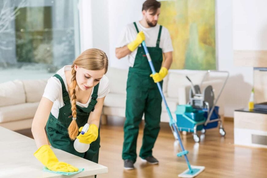 专业的清洁工正在打扫一个家