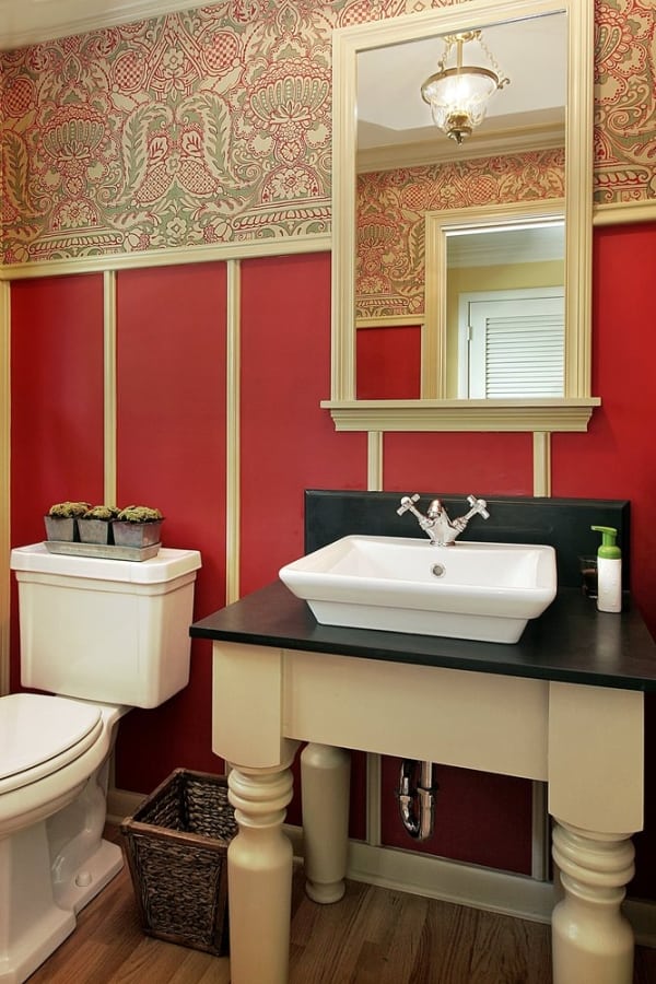红色传统的化妆室。