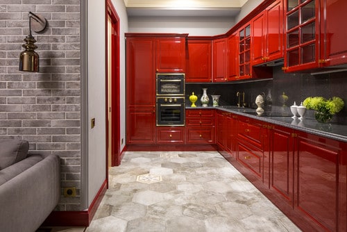 红灰色的厨房。
